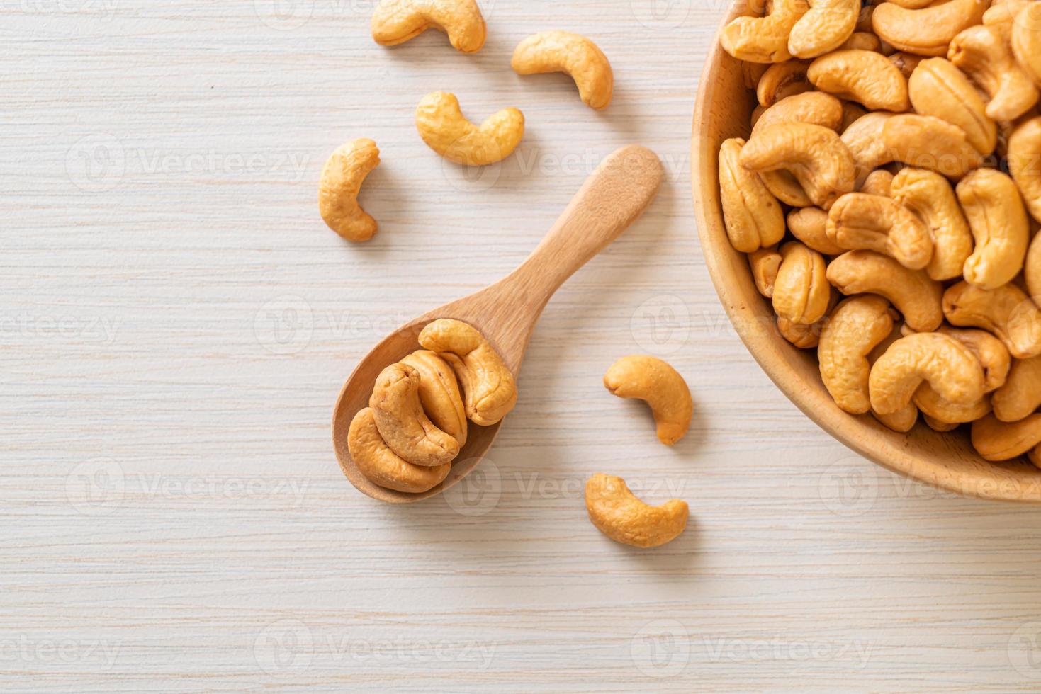 cashewnoten in houten kom foto