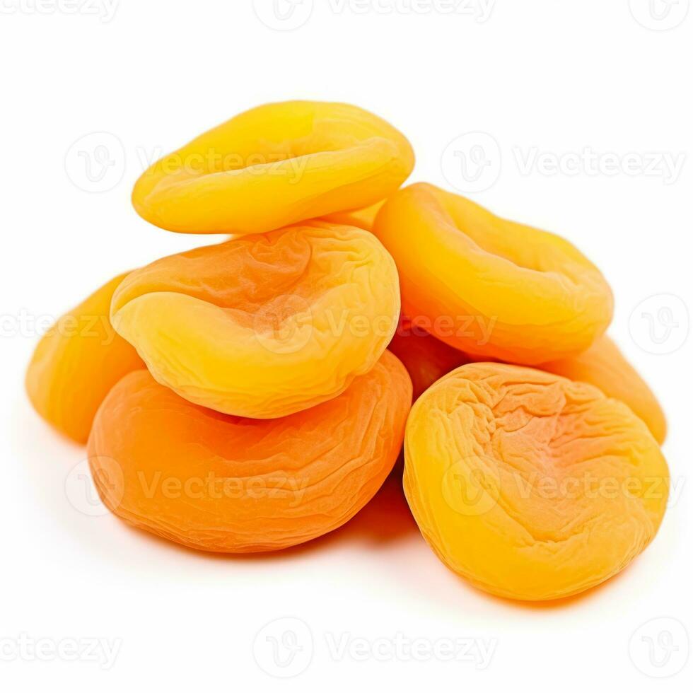 gedroogde abrikozen geïsoleerd op witte achtergrond foto
