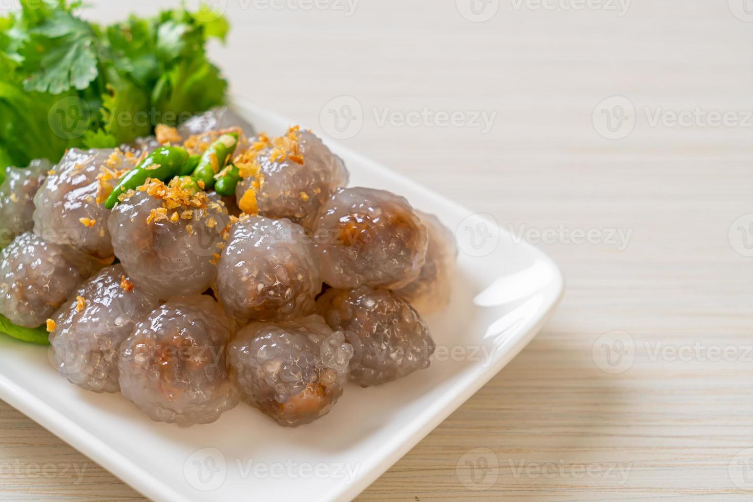 gestoomde tapioca dumplings met varkensvlees foto