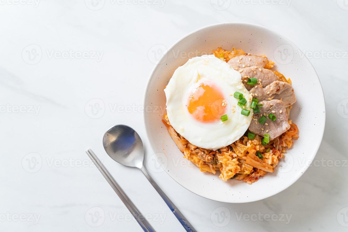 kimchi gebakken rijst met gebakken ei en varkensvlees foto