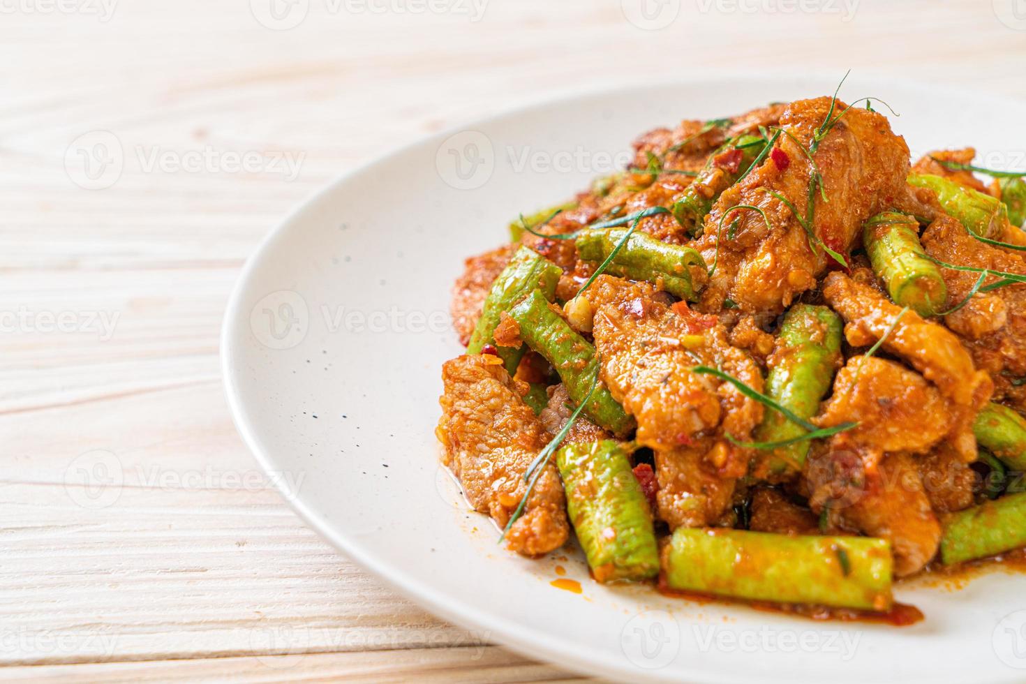 roergebakken varkensvlees en rode currypasta met sting bean foto