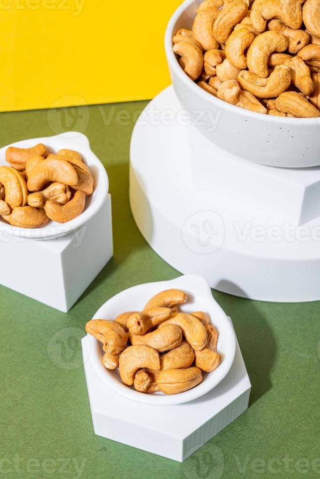 cashewnoten in houten kom foto