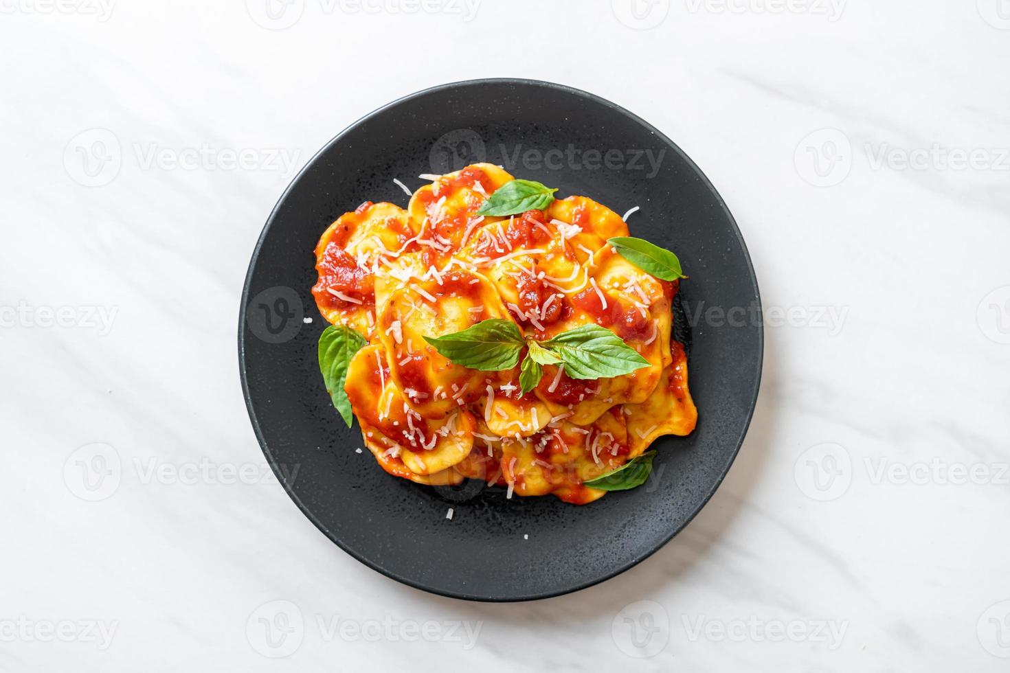 ravioli met tomatensaus en basilicum foto