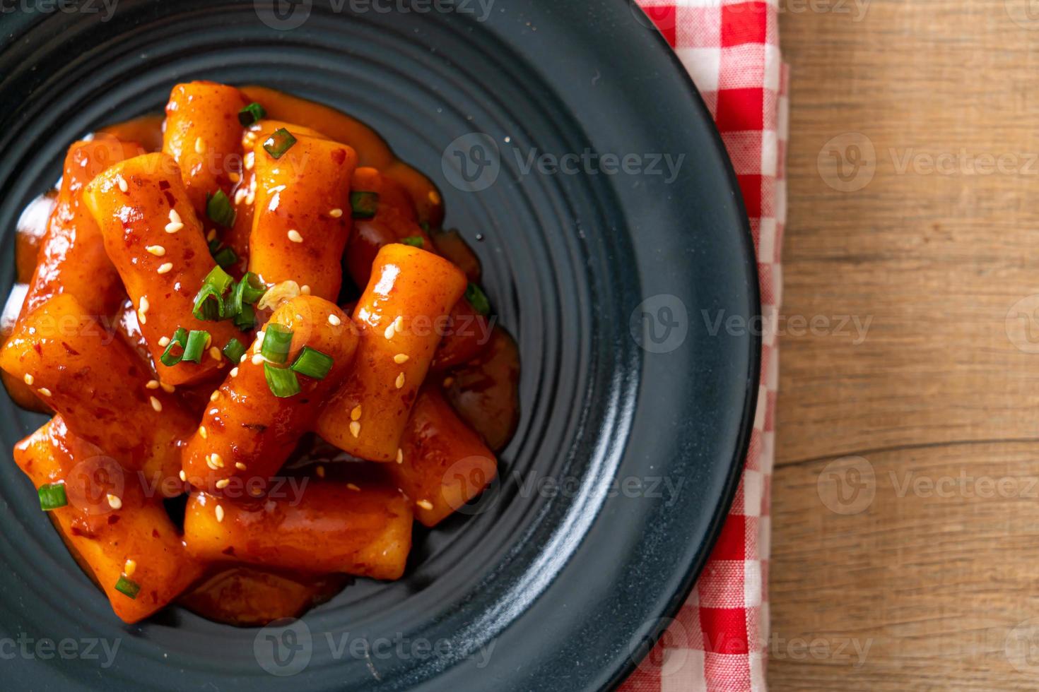 Koreaanse rijstwafelstok in pikante saus - tteokbokki foto