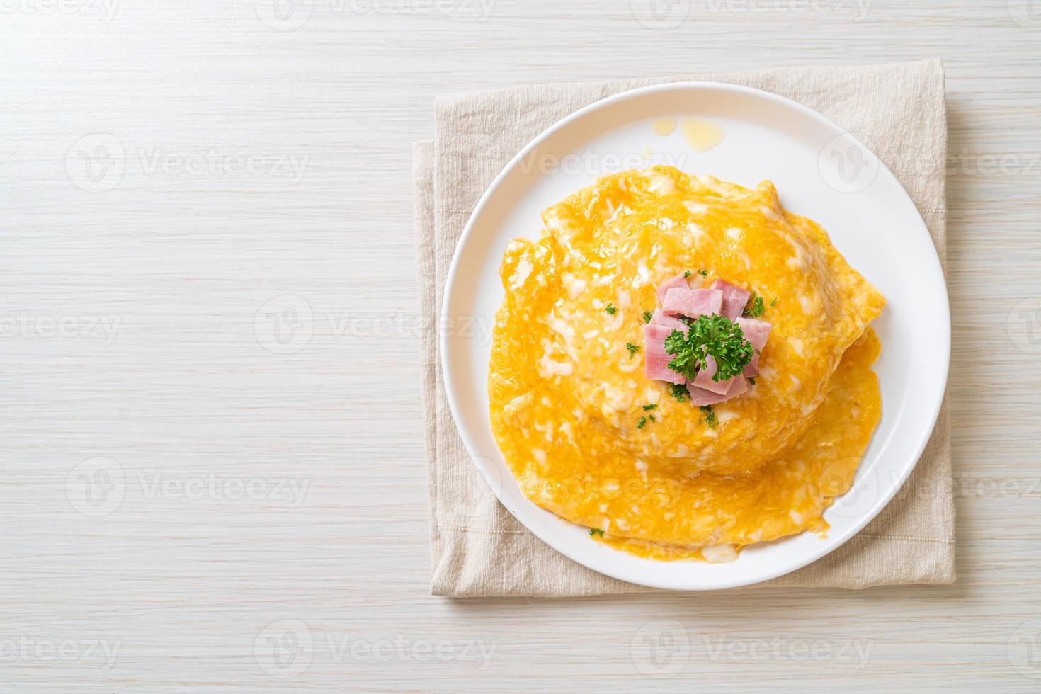 romige omelet met ham op rijst foto