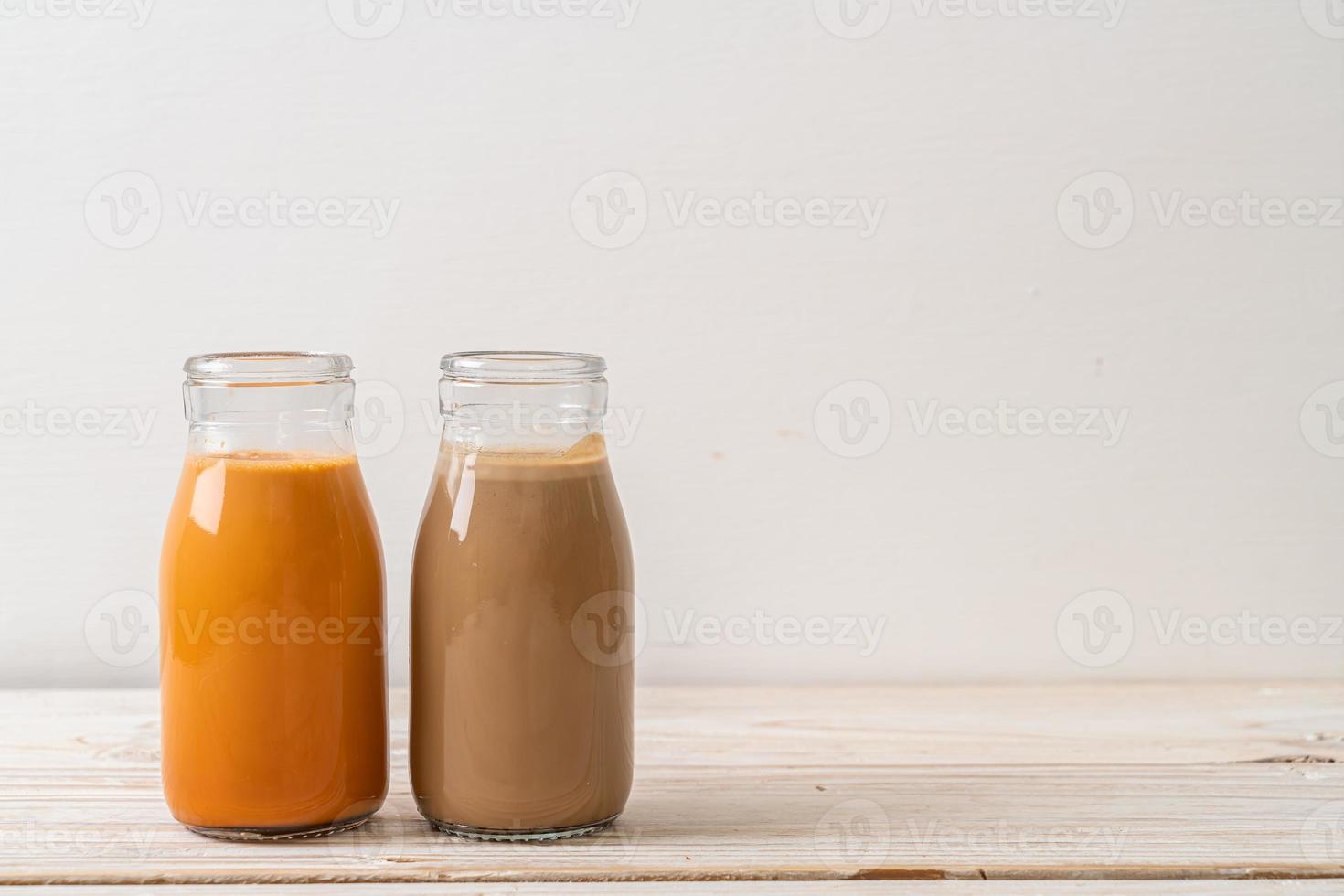 Thaise melkthee en koffie met melk in fles foto
