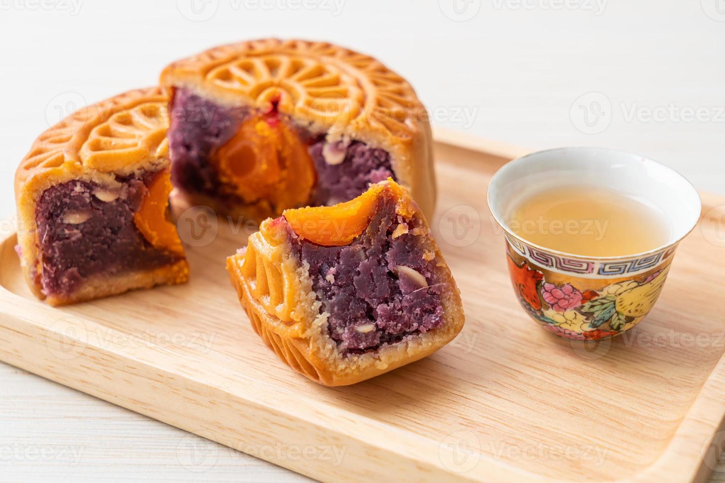 chinese moon cake paarse zoete aardappel smaak foto