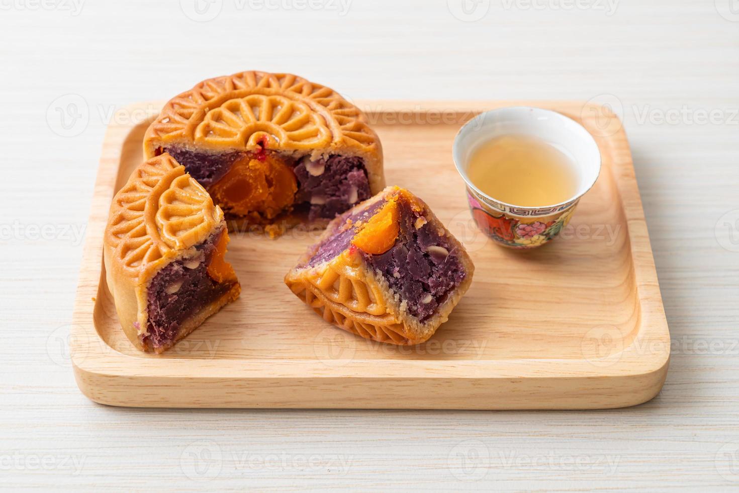 chinese moon cake paarse zoete aardappel smaak foto