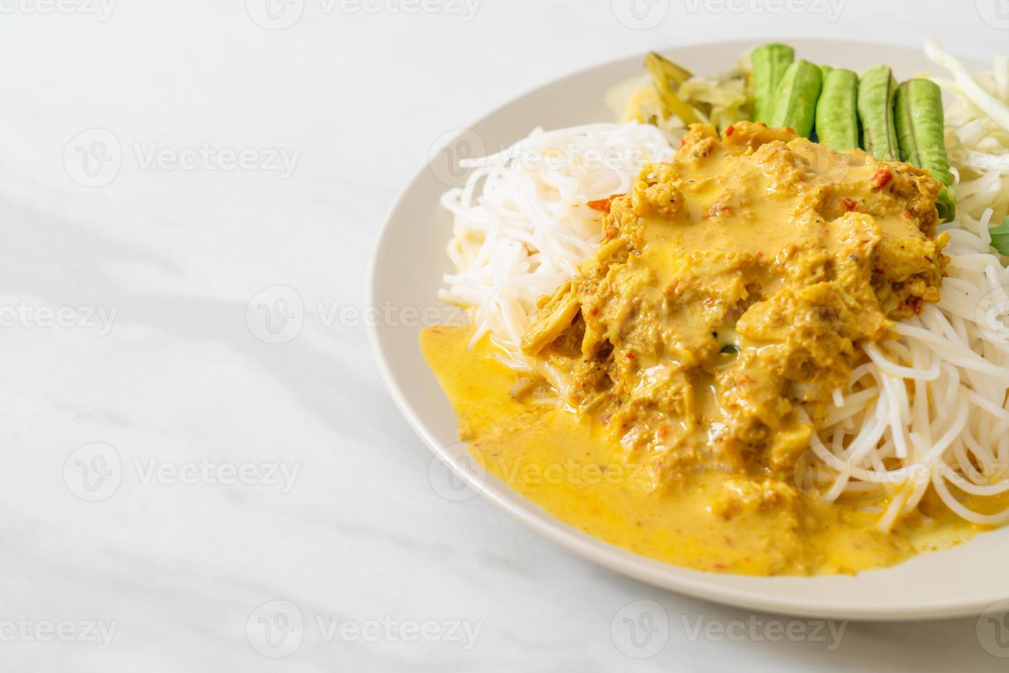 Thaise rijstnoedels met krabcurry en diverse groenten foto