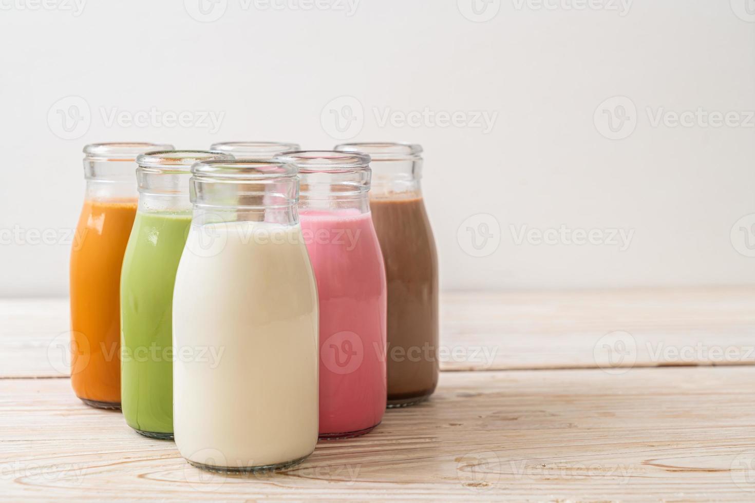 thaise melkthee, matcha groene thee latte, koffie, chocolademelk, roze melk en verse melk in fles foto