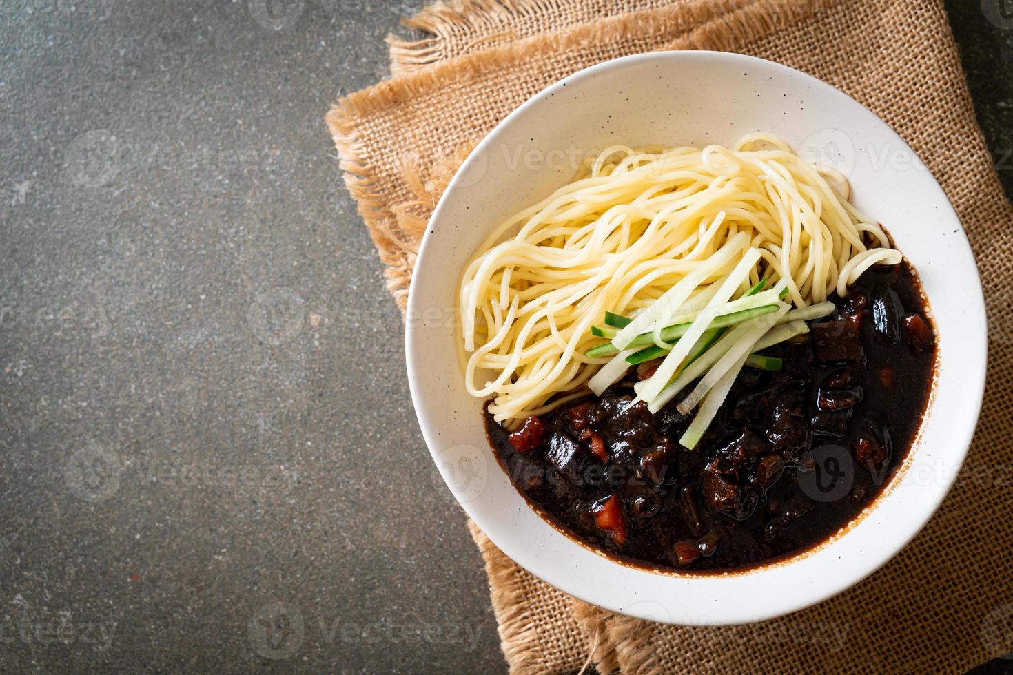 jajangmyeon of jjajangmyeon is Koreaanse noedels met zwarte saus foto