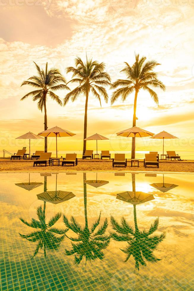 parasol en stoel rond zwembad in resorthotel voor vakantiereizen en vakantie in de buurt van zee oceaanstrand sea foto
