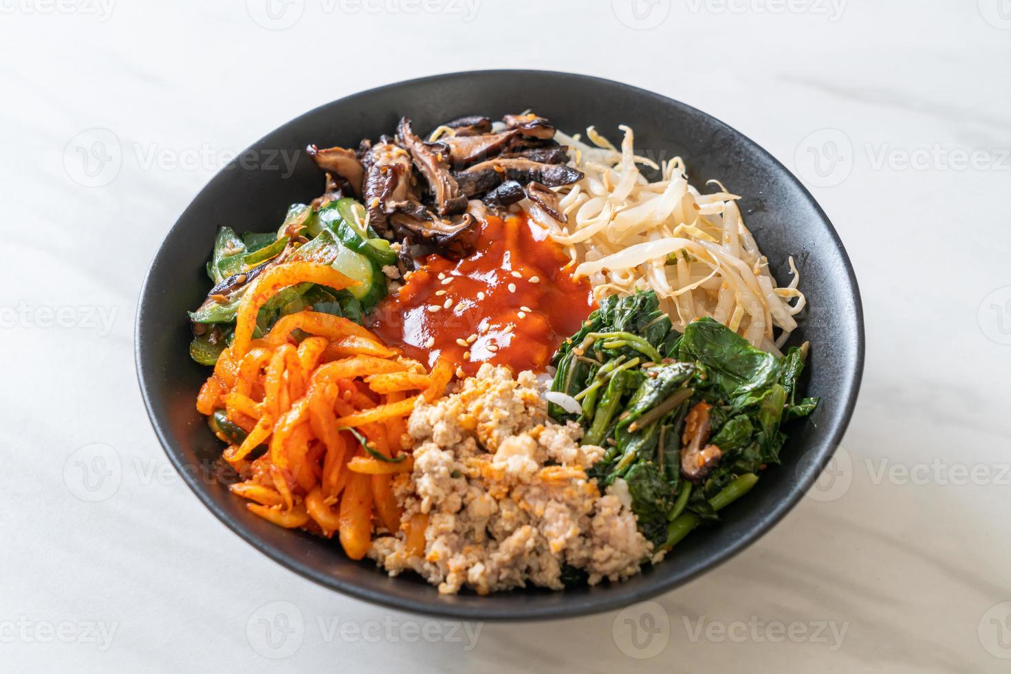 Koreaanse pittige salade met rijst - traditioneel Koreaans eten, bibimbap foto