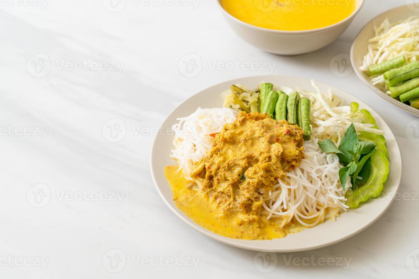 Thaise rijstnoedels met krabcurry en diverse groenten foto