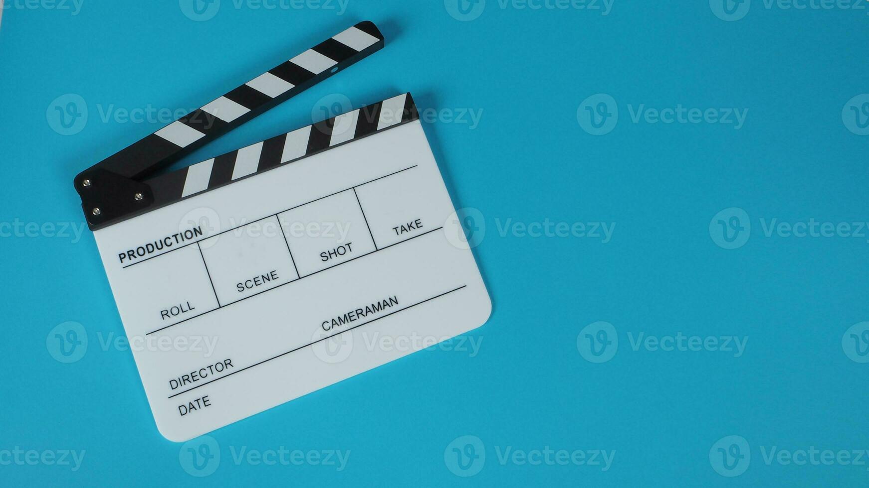 Filmklapper of film leisteen .het is gebruik in video productie ,film, bioscoop industrie Aan blauw achtergrond. foto