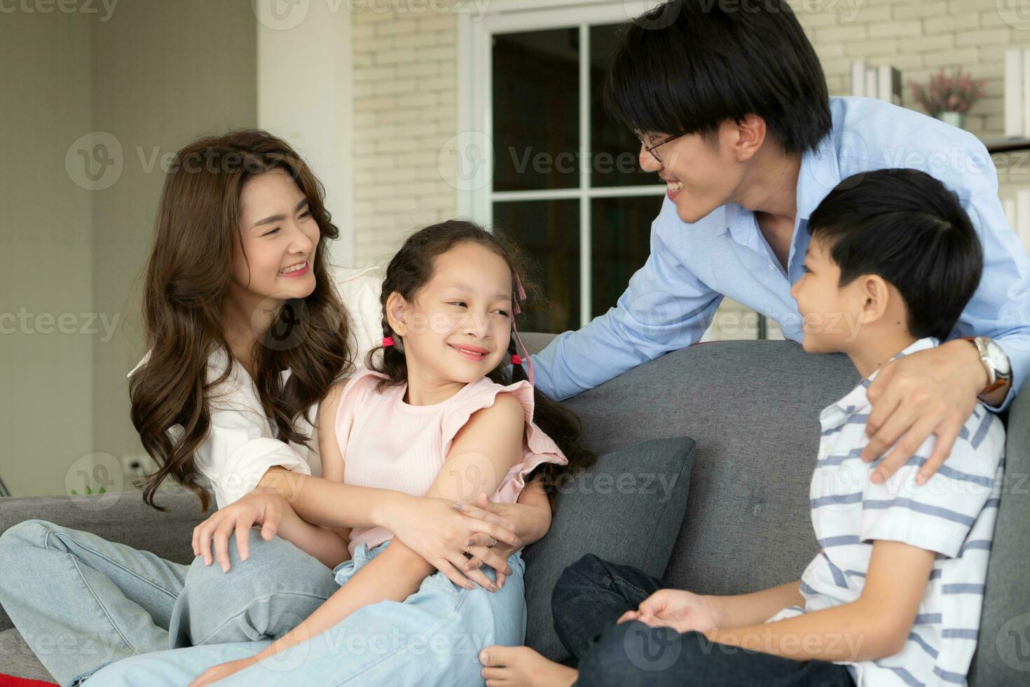 een jongen en een dochter van een Aziatisch familie. foto