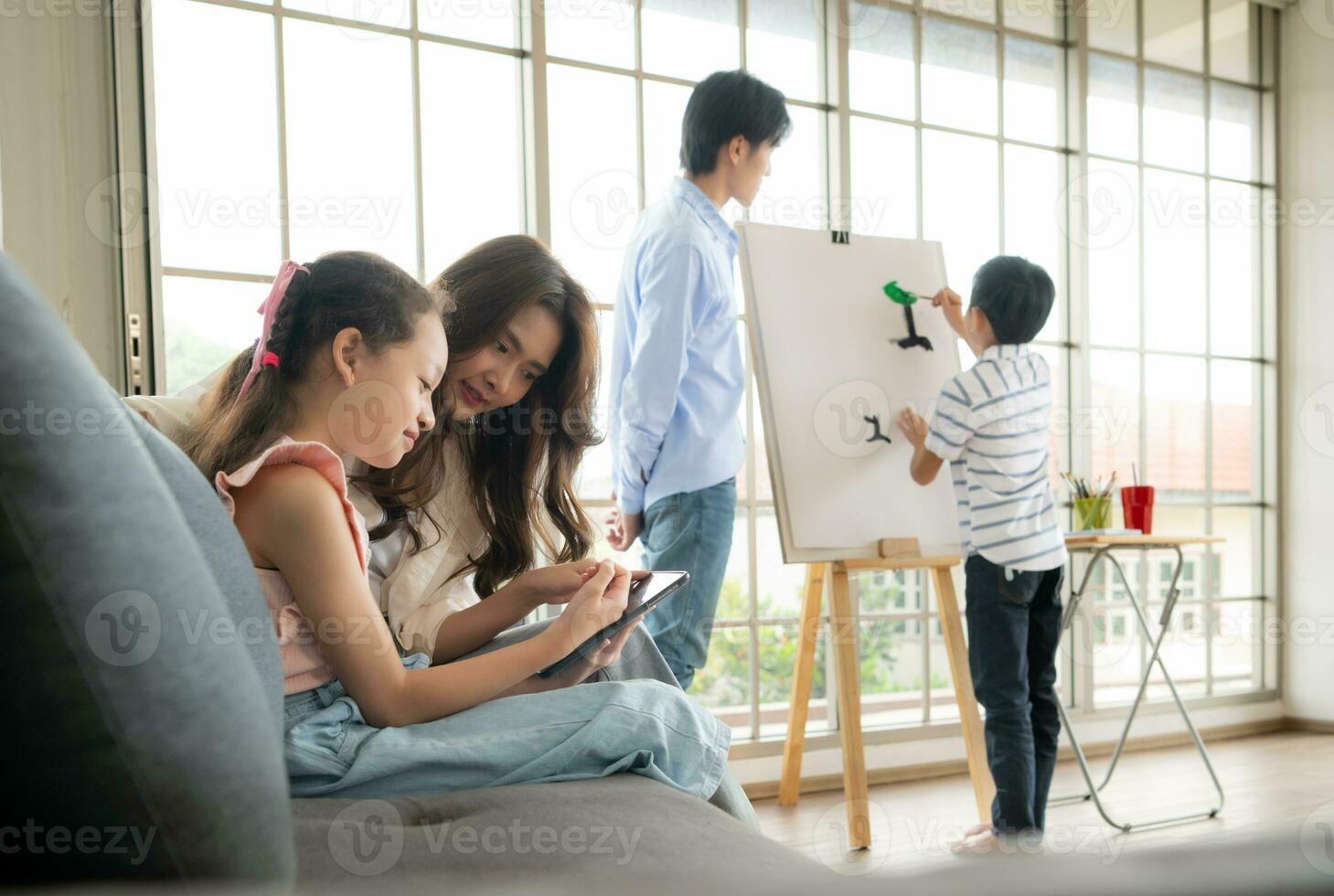 familie van artiesten dat besteden weekends Bij huis schilderij met water foto