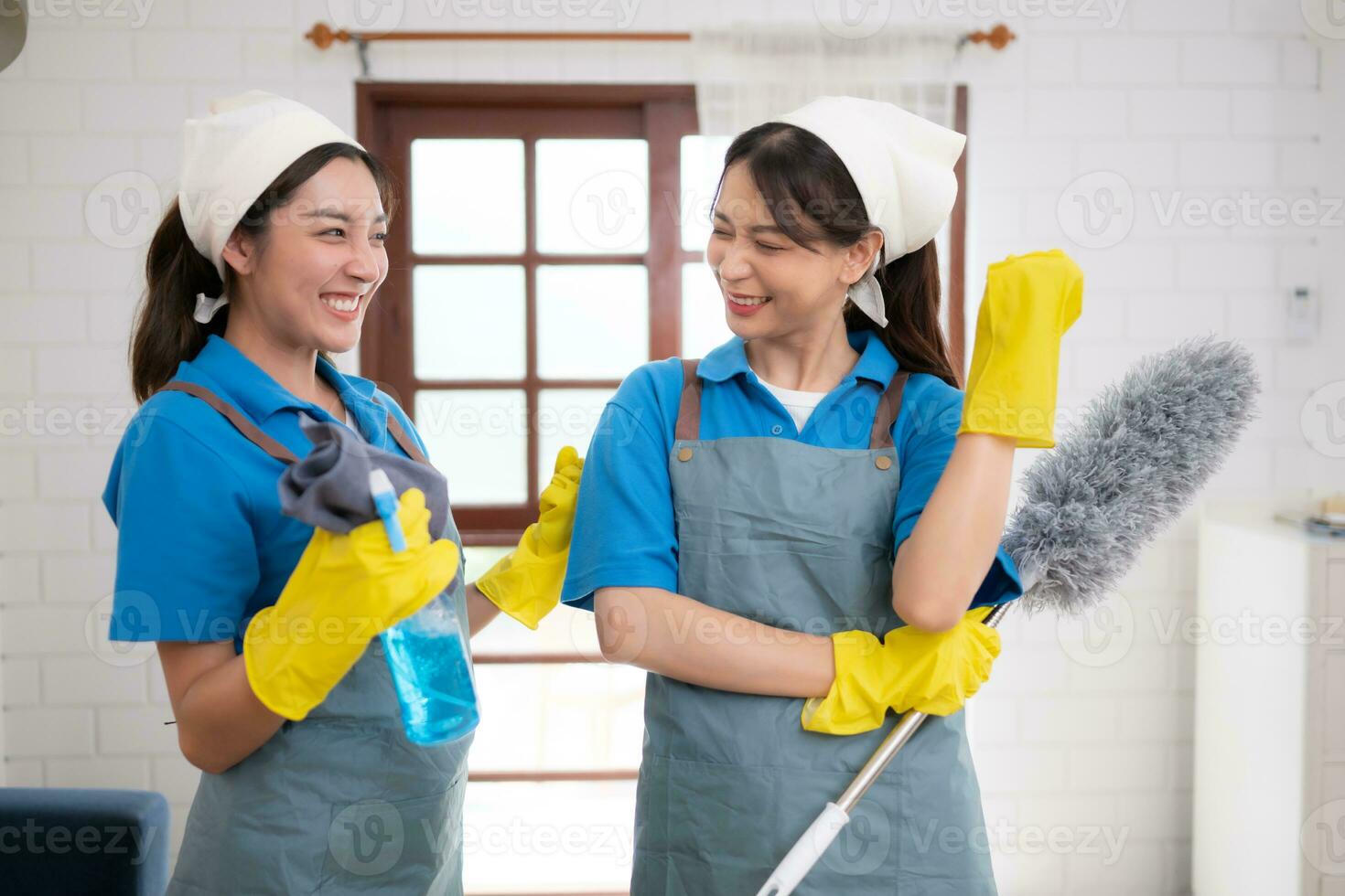 portret van Aziatisch vrouw schoonmaak onderhoud personeel in uniform en rubber handschoenen, huiswerk concept foto