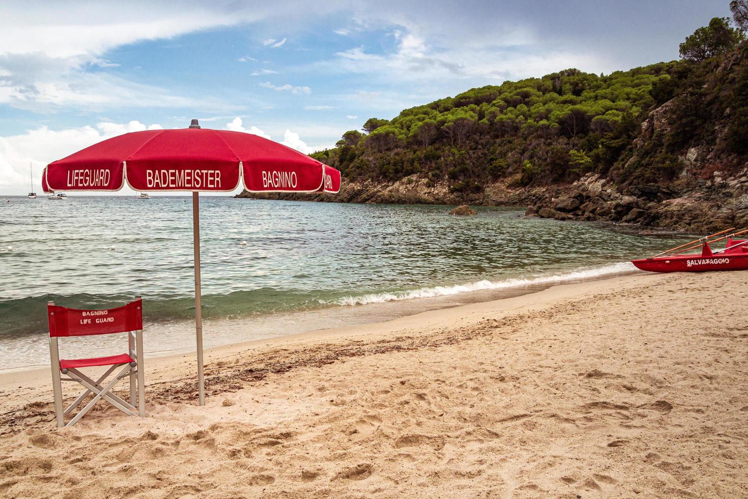 fetovaia, eiland elba, toscane italië 22 september 2020 badmeesterstoel en parasol op het lege strand van fetovaia, eiland elba, toscane, italië reddings- en veiligheidsconcept voor zwemmers foto