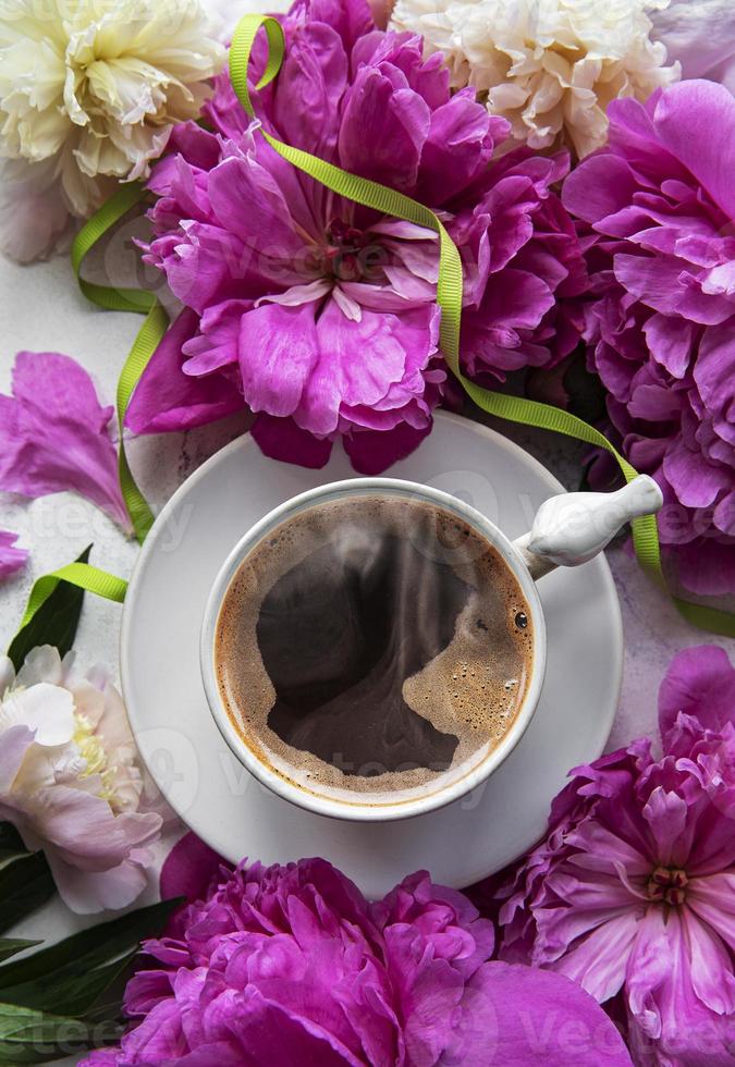 roze pioenroos bloemen en kopje koffie foto