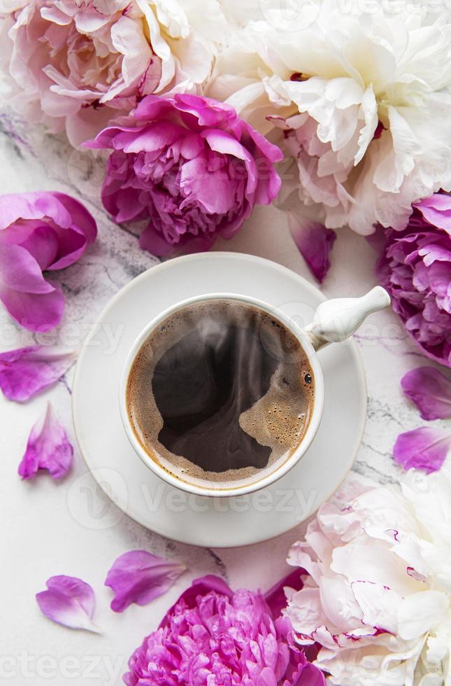 roze pioenroos bloemen en kopje koffie foto