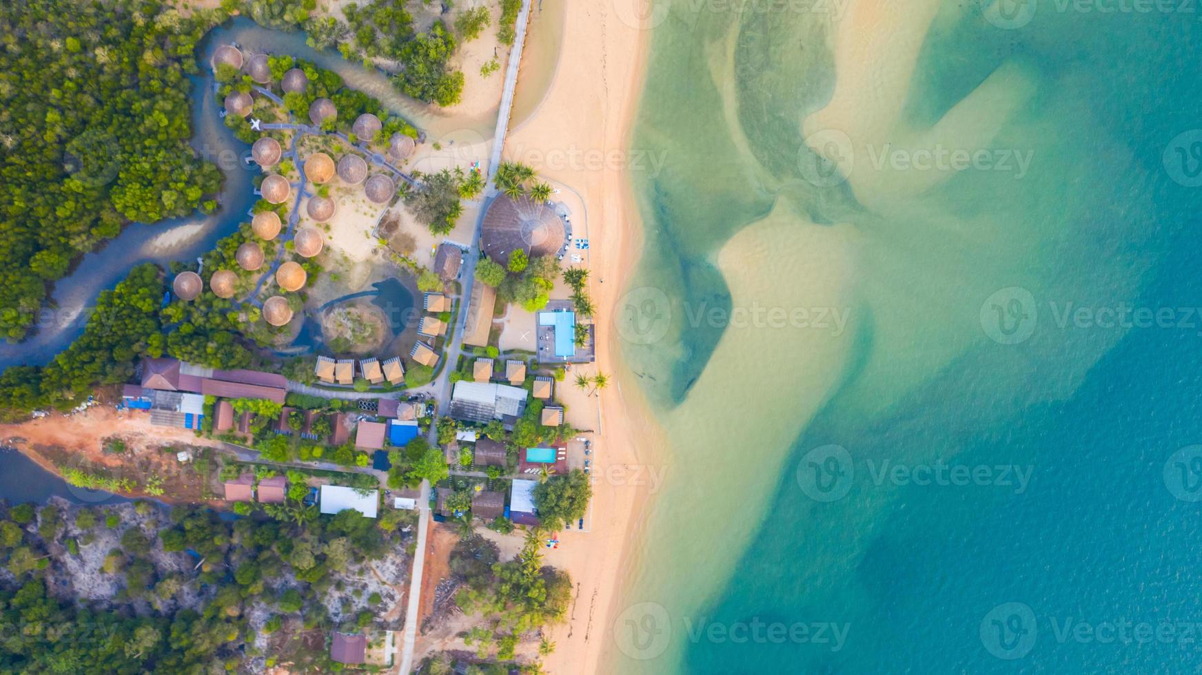 bovenaanzicht vanuit de lucht, resort en strand met smaragdblauw water op prachtige tropische zee in thailand foto