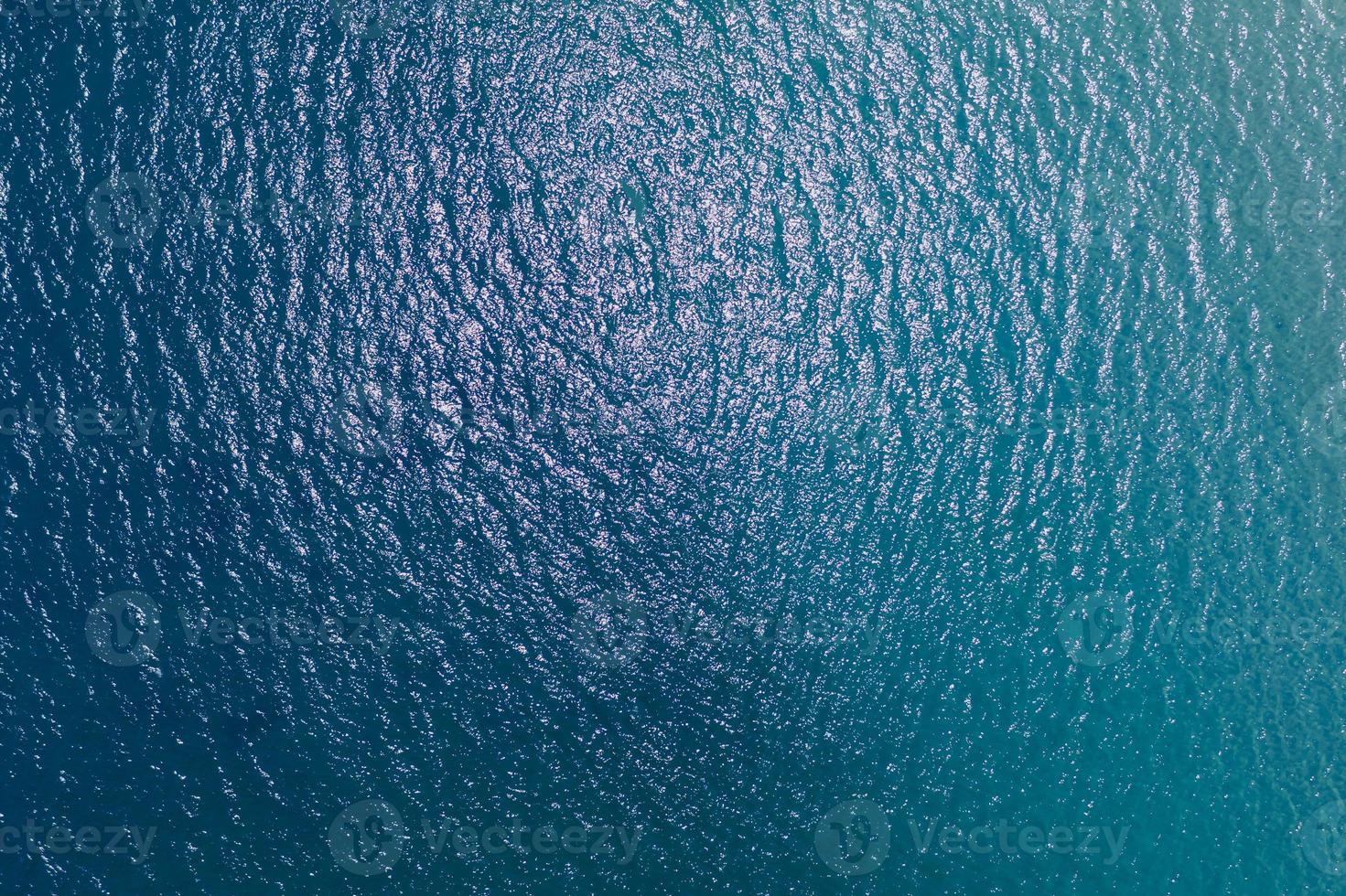 bovenaanzicht vanuit de lucht van de blauwe achtergrond van het oceaanoppervlak foto