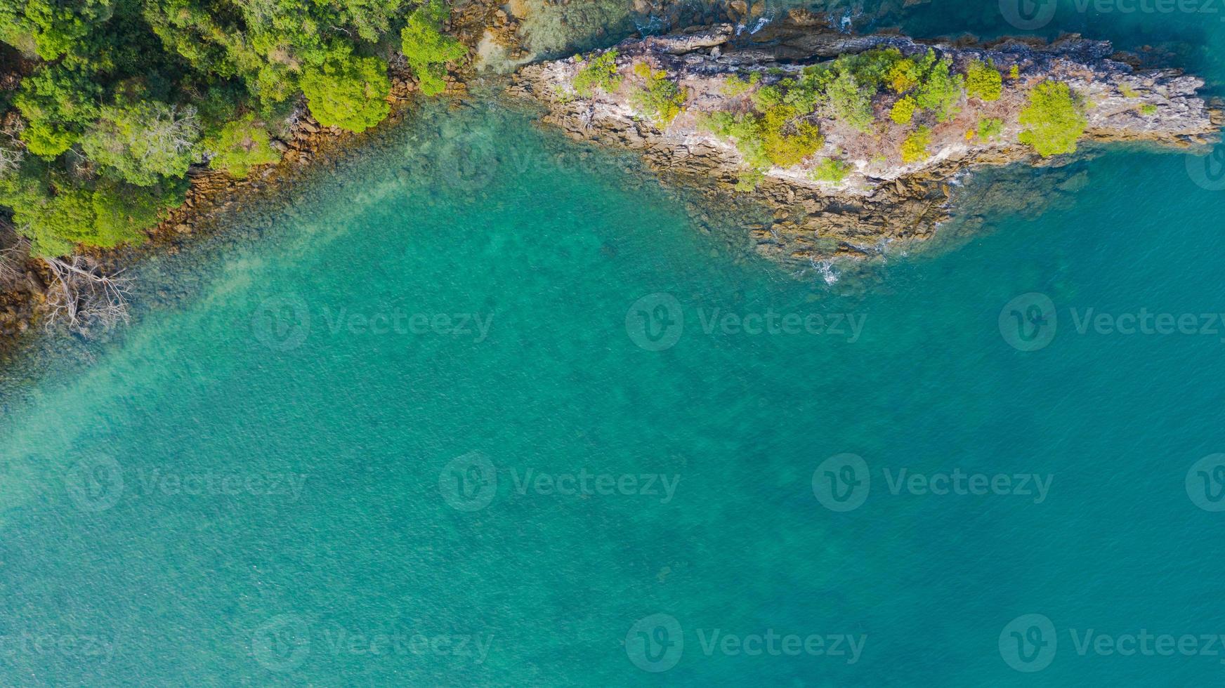 luchtfoto foto, tropisch strand met oceaan en rots op het eiland foto