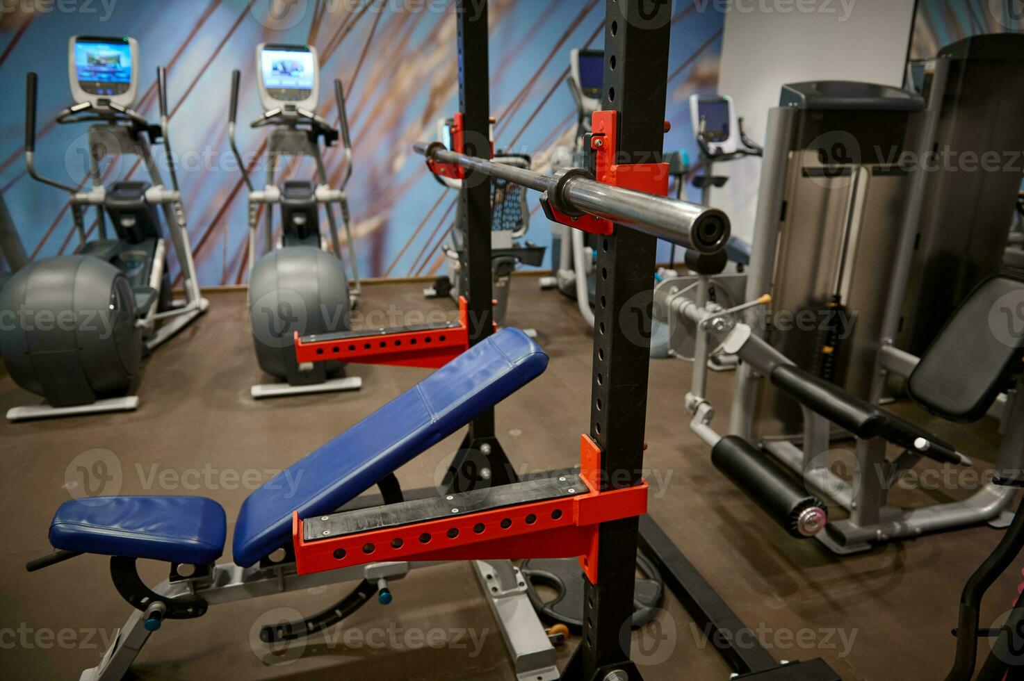 foto's van de interieur van de Sportschool met een bank druk op, een ijzer halter, halters, gewichten en oefening machines. foto