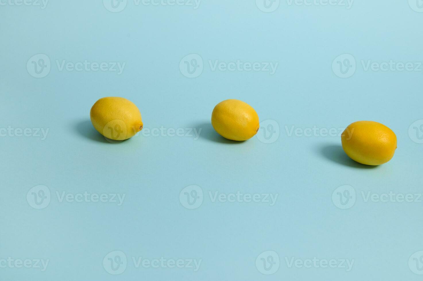 helder geel citroenen Aan blauw pastel achtergrond. minimalistisch voedsel samenstelling met kopiëren ruimte voor advertentie foto