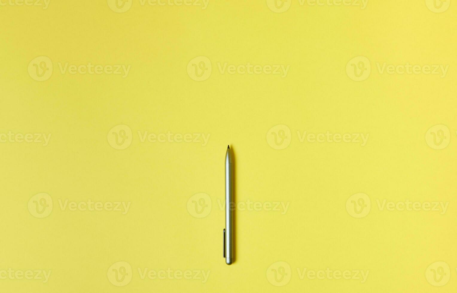 vlak leggen. top visie van een grijs pen geïsoleerd Aan een geel achtergrond. coppy ruimte foto