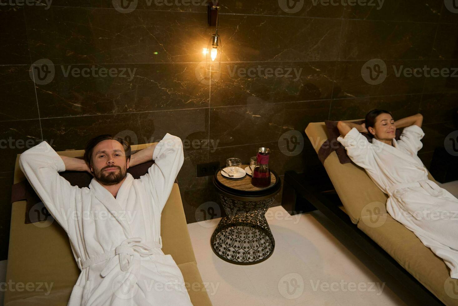 aantrekkelijk jong Kaukasisch heterosexual paar in liefde, resting samen in welzijn spa centrum, genieten van kalmte van een gezond luxe atmosfeer gedurende schoonheid behandeling professioneel en lichaam zorg foto