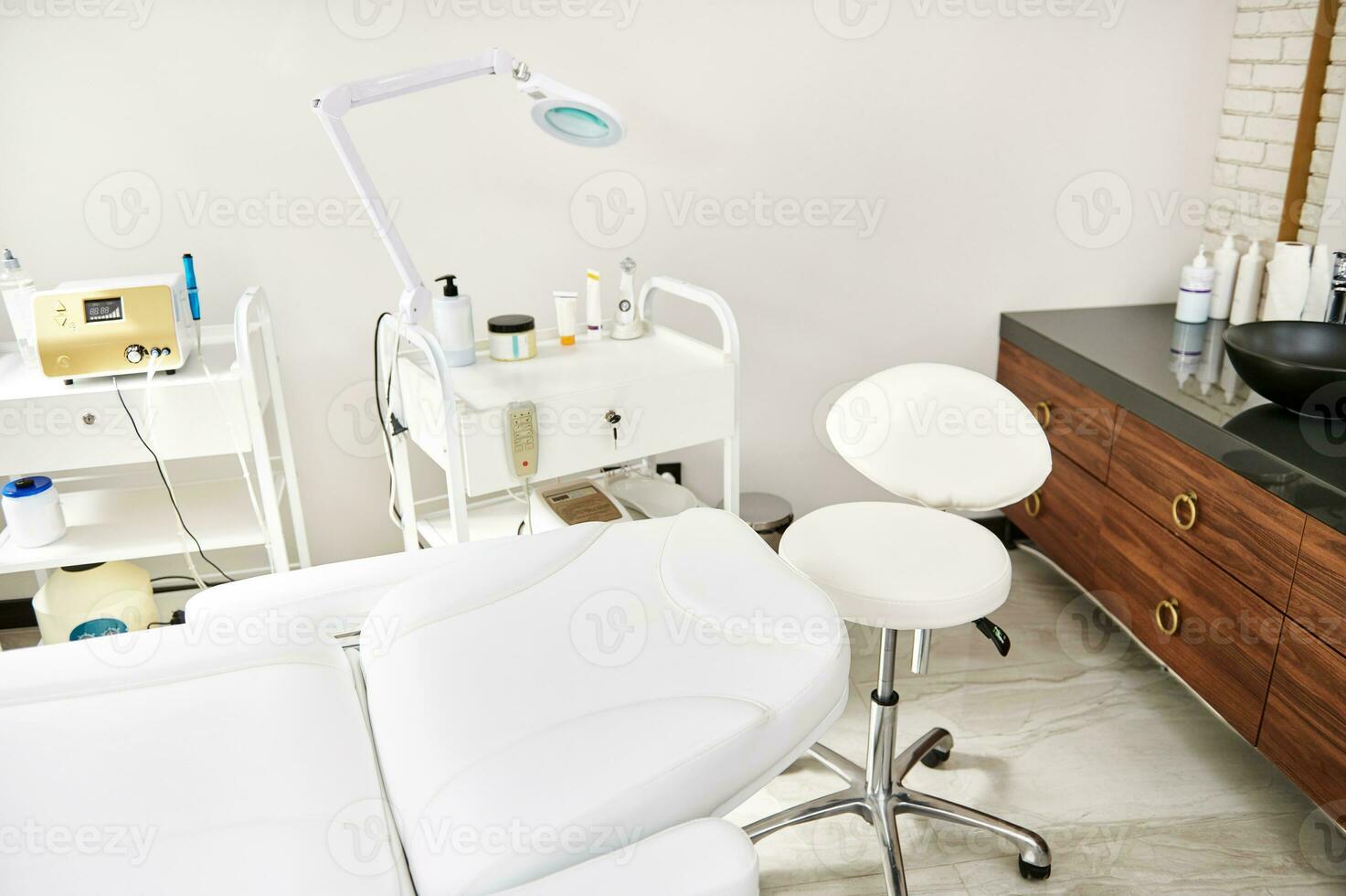 hedendaags schoonheidsspecialiste kamer met professioneel uitrusting in de dermatologie en schoonheidsspecialiste spa kliniek foto