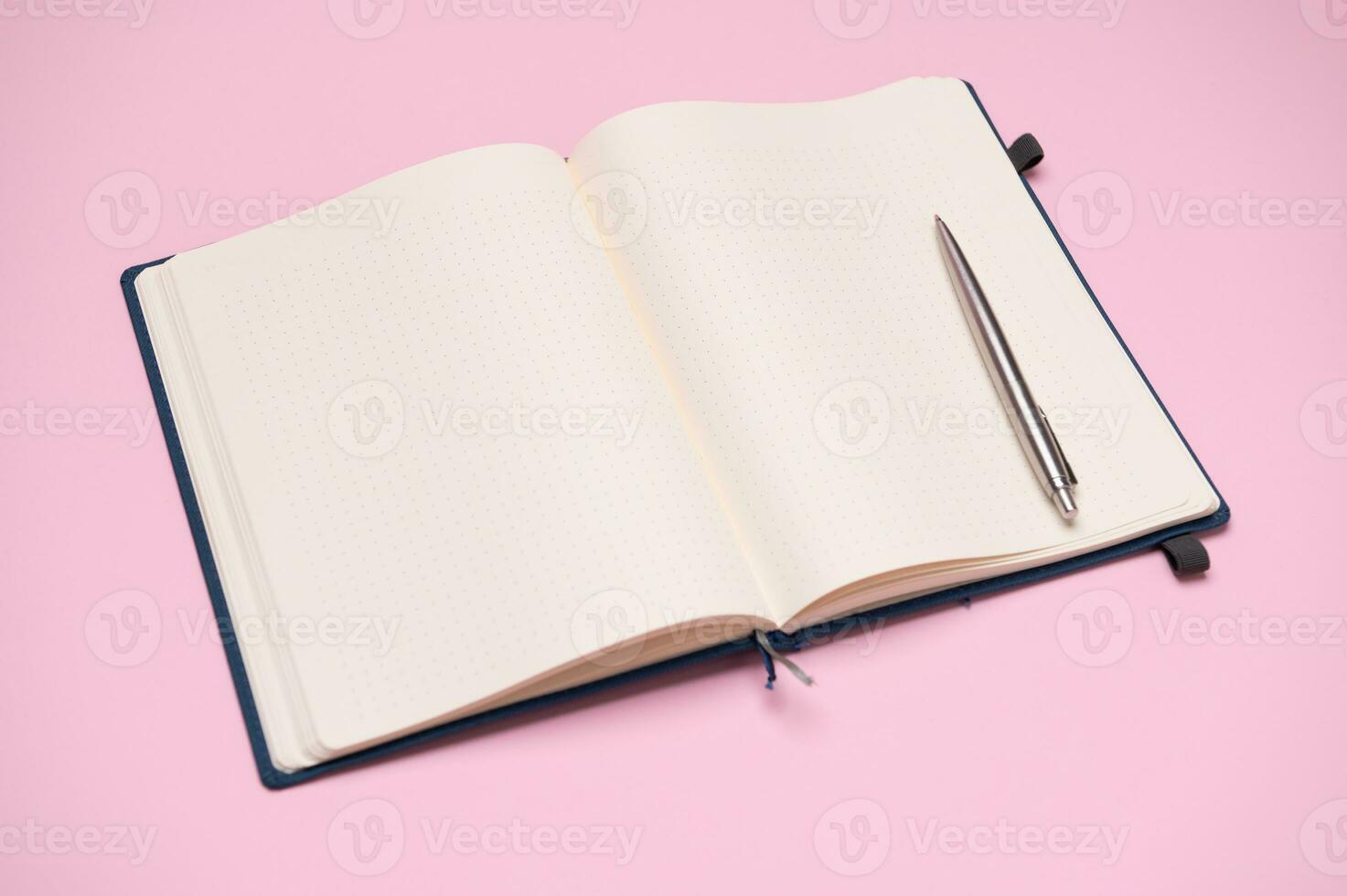 een zilver pen Aan een krassen stootkussen met blanco Pagina's voor aantekeningen en schema's. bedrijf, beheer en organisatie concept foto