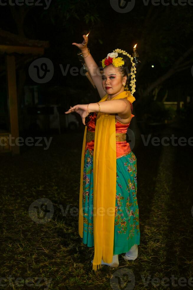 portret van een Indonesisch danser met een goud riem dansen sierlijk foto