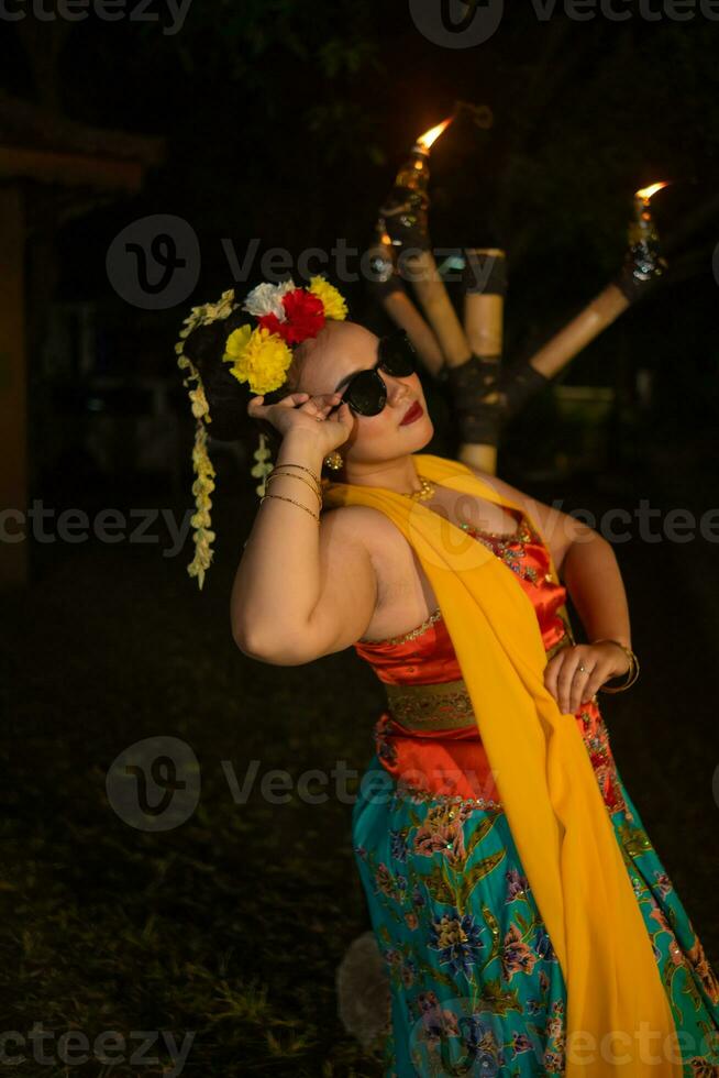 portret van een tiener- meisje met zonnebril en een mooi bloem poseren heel prachtig foto