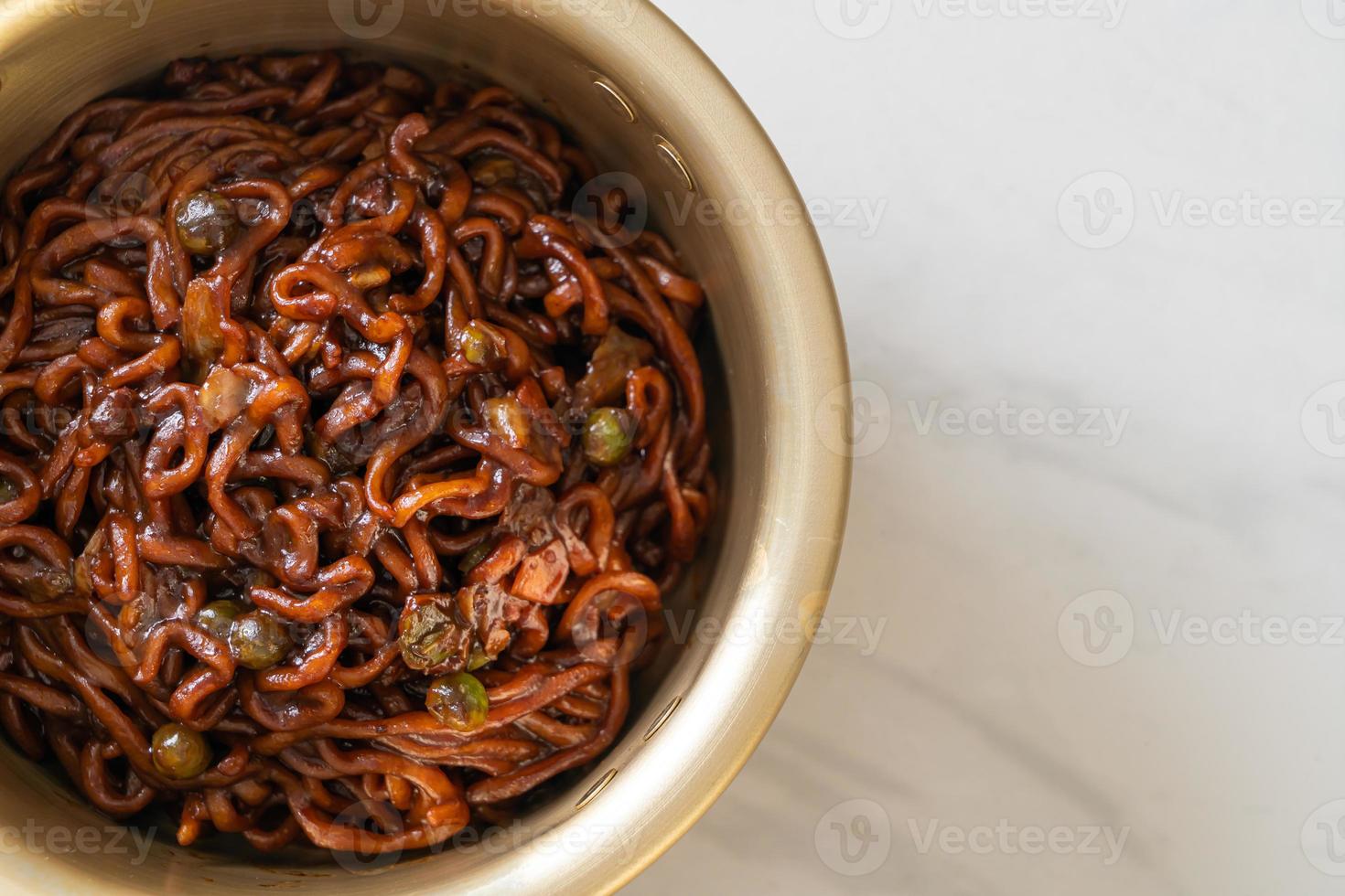 Koreaanse zwarte spaghetti of instant noedels met geroosterde chajungsausung foto