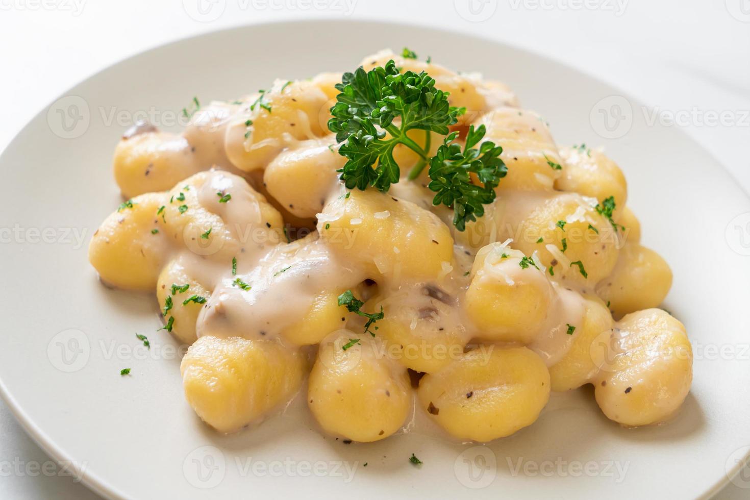 gnocchi met champignonroomsaus en kaas foto