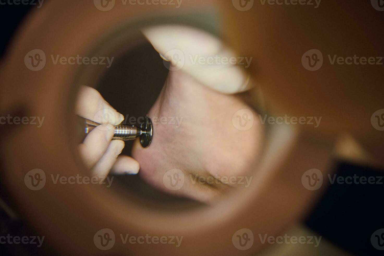 detailopname visie door een medisch lamp naar een verlicht voeten wezen behandeld door een professioneel pedicure specialist, pedicure. lichaam en nagel zorg concept foto