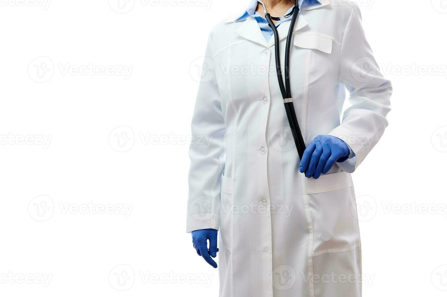 detailopname van dokter met stethoscoop in medisch wit uniform geïsoleerd Aan wit achtergrond met kopiëren ruimte foto