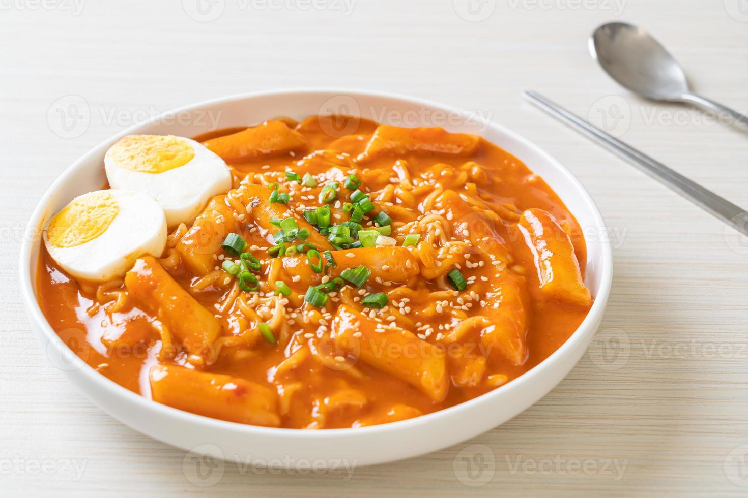 Koreaanse instant noedels en tteokbokki in Koreaanse pittige saus - rabokki foto