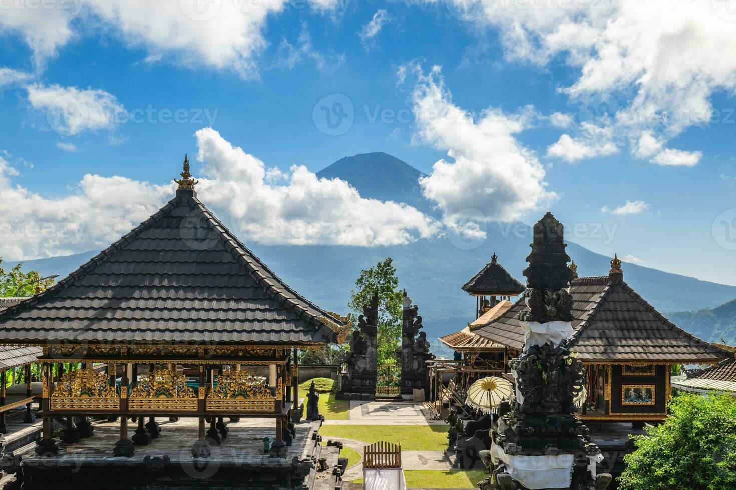 landschap van Lempuyang tempel met Gunung batur achtergrond in Bali, Indonesië foto