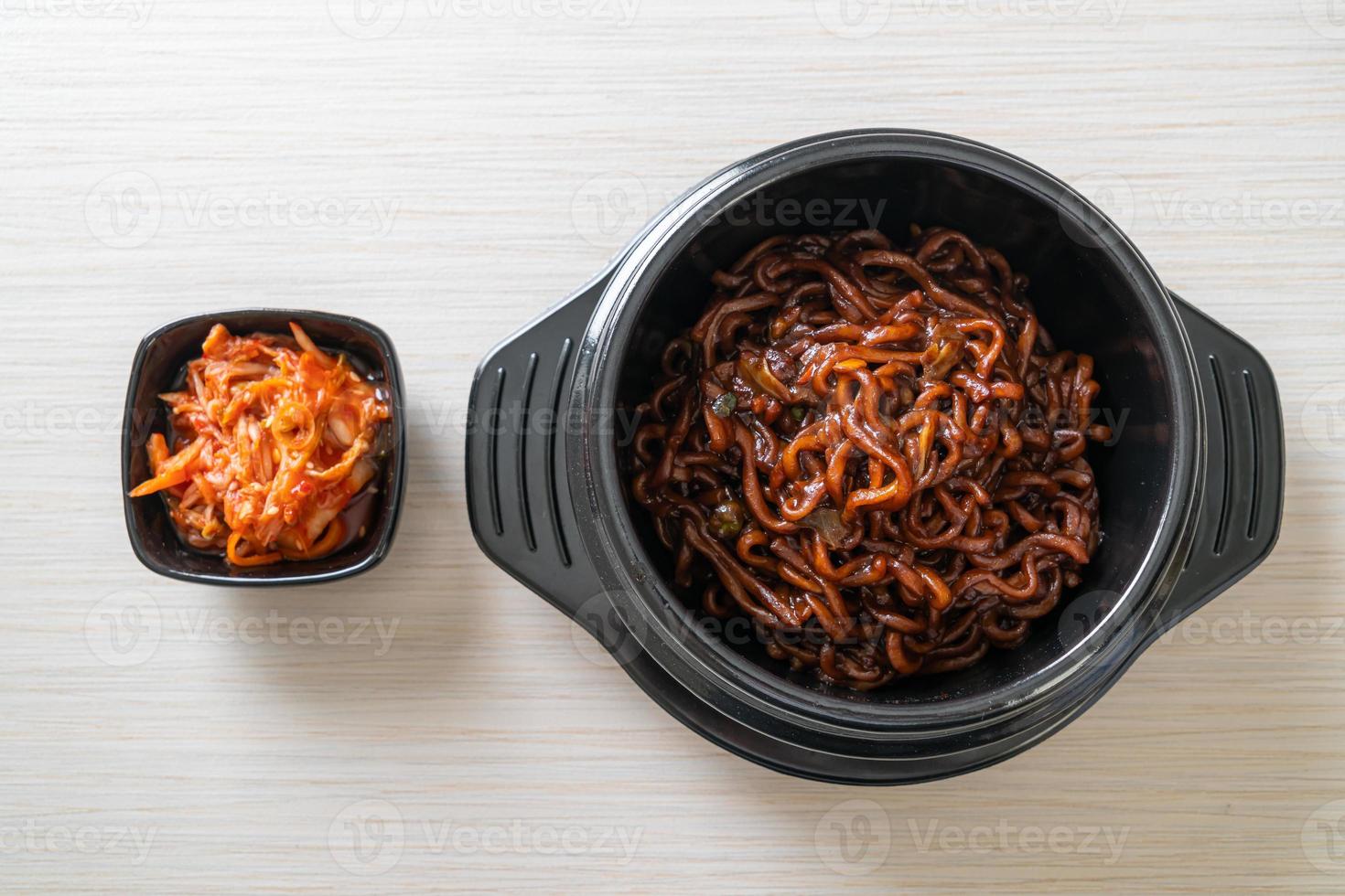 Koreaanse zwarte spaghetti of instant noedels met geroosterde chajungsausung foto