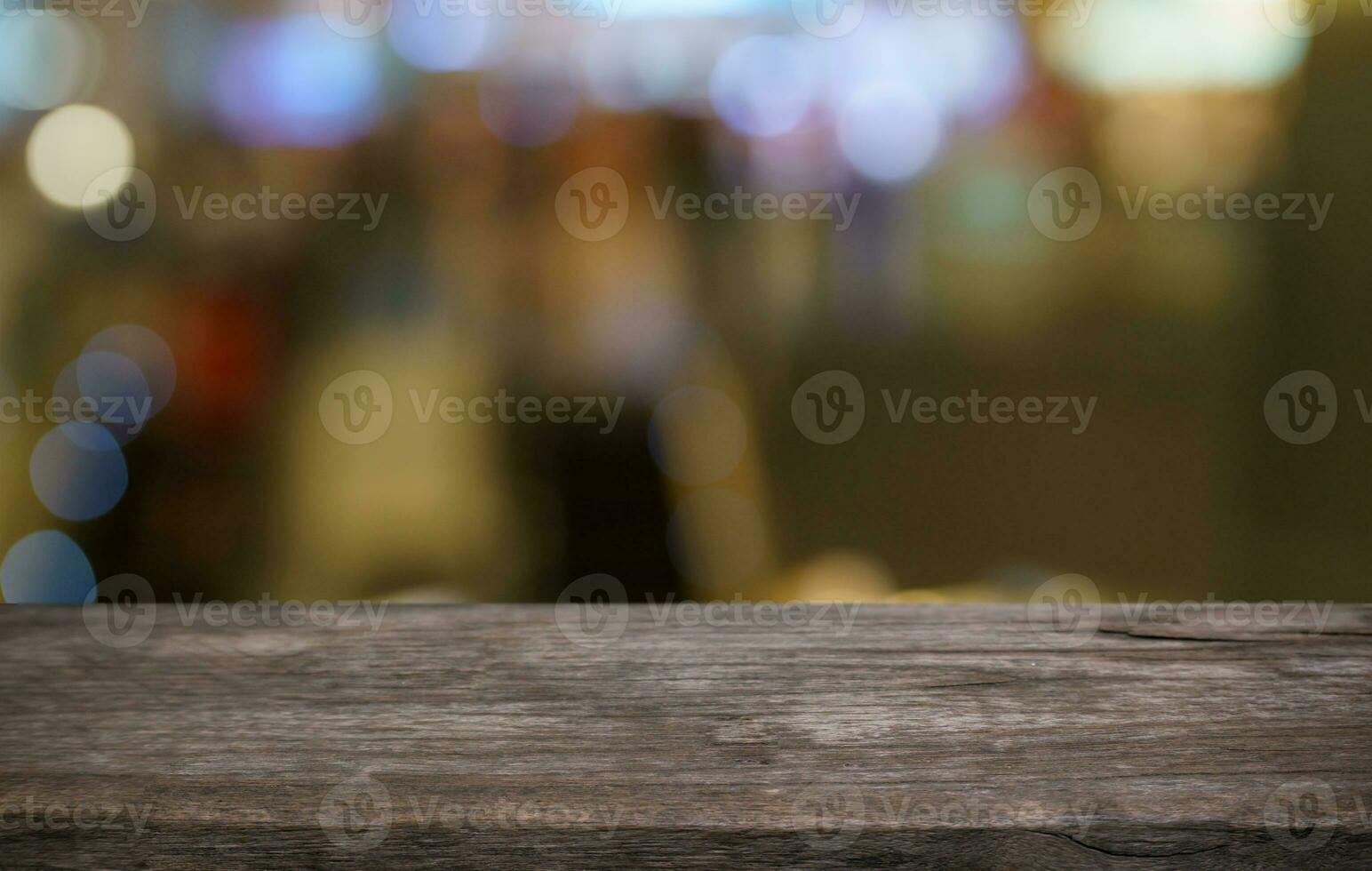 leeg hout tafel top en vervagen van uit deur tuin achtergrond leeg houten tafel ruimte voor tekst afzet Promotie. blanco hout tafel kopiëren ruimte voor achtergrond foto