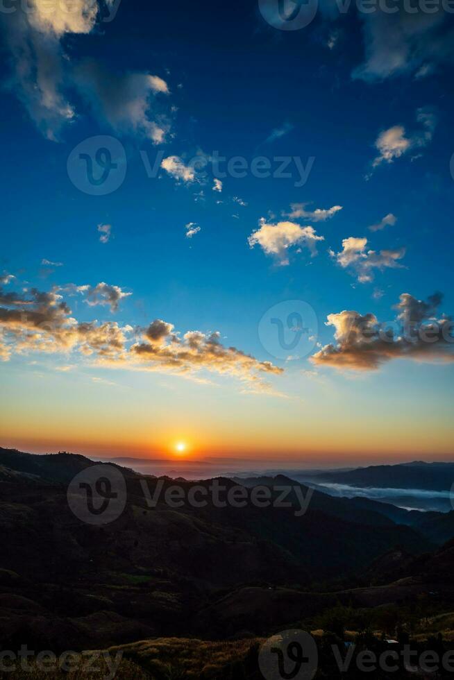 blauw lucht met bergen visie van natuur klif berg landschap. foto