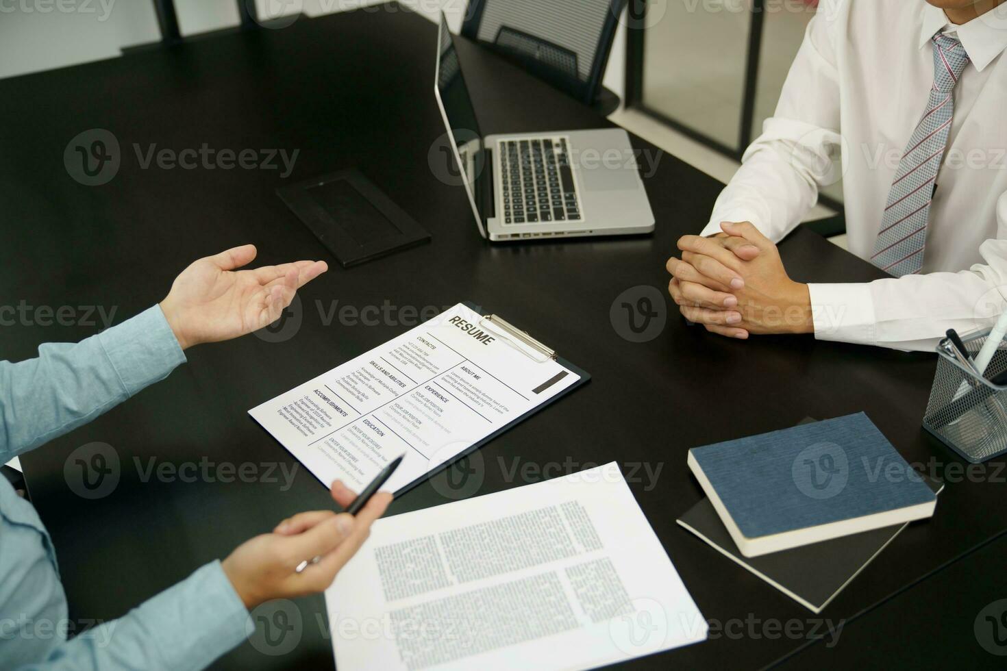 examinator lezing een hervat gedurende baan interview Bij kantoor bedrijf en menselijk middelen concept. foto