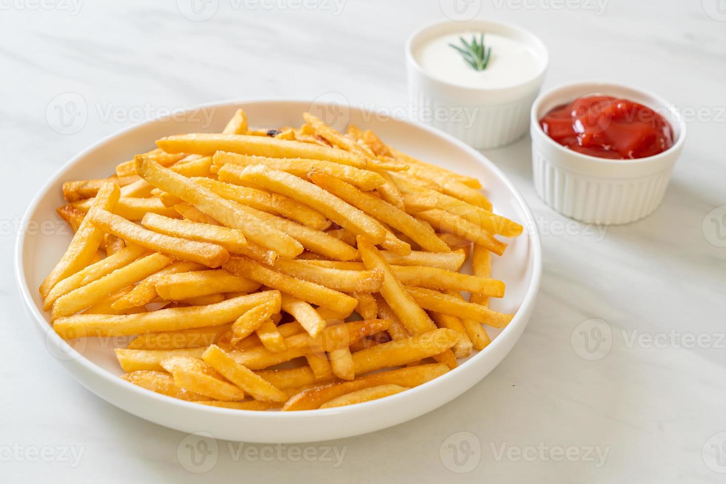 frietjes met zure room en ketchup foto