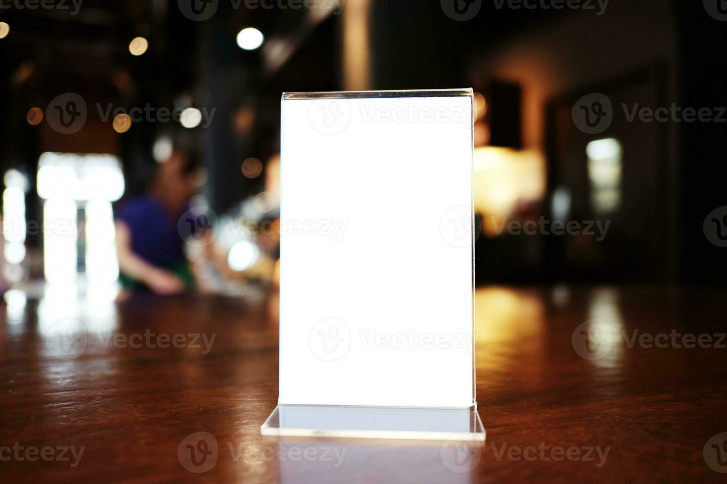 menu kader staand Aan hout tafel in bar restaurant cafe. ruimte voor tekst afzet Promotie. foto