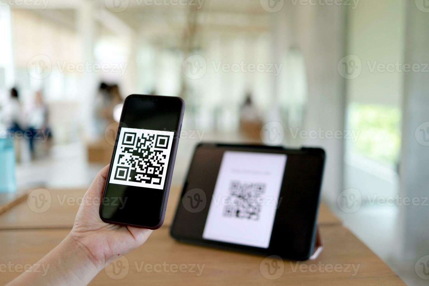 qr code betaling. vrouw scannen qr code online boodschappen doen zonder contant geld technologie concept. foto