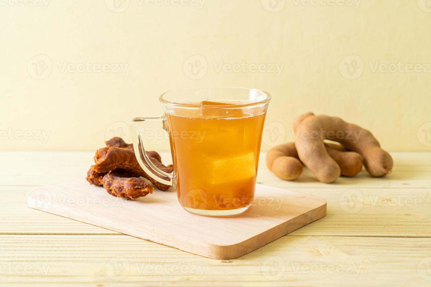 heerlijk zoet drankje tamarindesap en ijsblokje foto